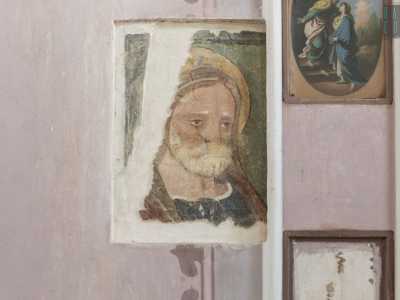 Inoltre, ai lati della cornice sono leggibili i volti affrescati dei santi Pietro...